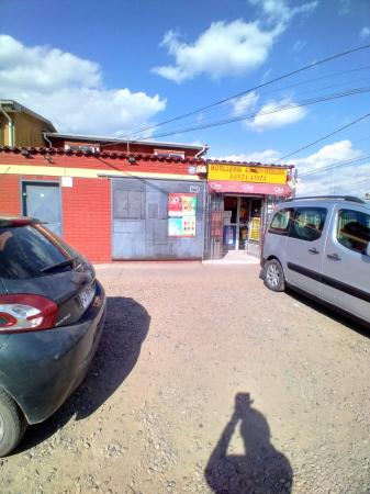 CASA ESQUINA DE 2 PISOS CON LOCAL COMERCIAL  ABARROTES