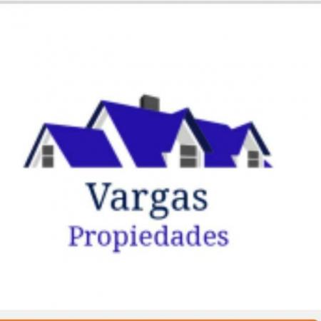 CASA  CON ENTRADA PARA TRES VEHÍCULOS