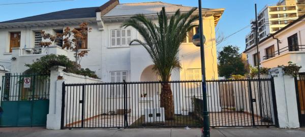 ARRIENDO CASA  5D+3B+1E ÑUÑOA