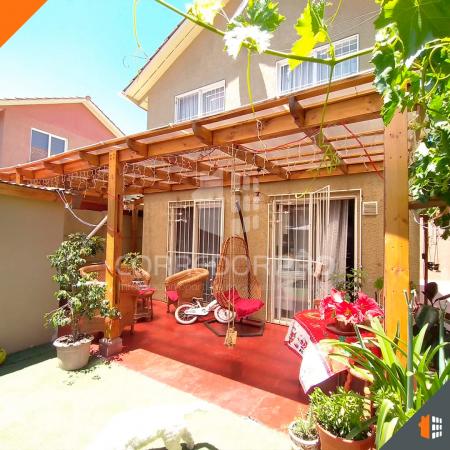 CASA DE 2 PISOS CON 3D + 3B Y PATIO.  