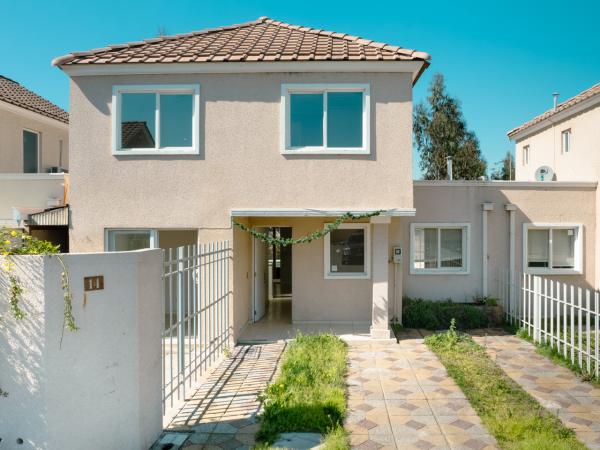 ACOGEDORA CASA, CON AMPLIOS ESPACIOS, PISCINA. 