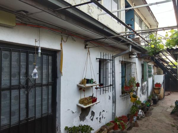 CASA 2 PISOS CON 8 DEPARTAMENTOS INTERIORES.