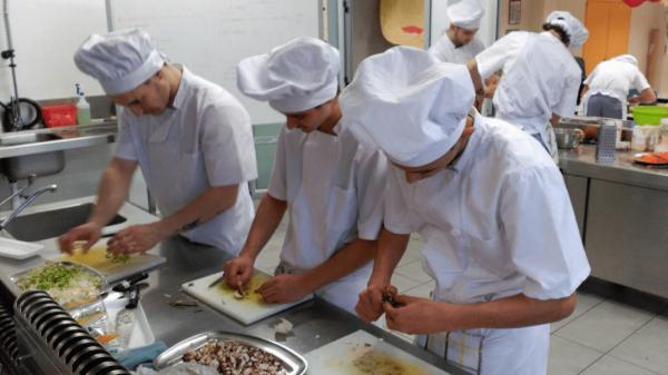 ALUMNOS EN PRACTICA DE COCINA 