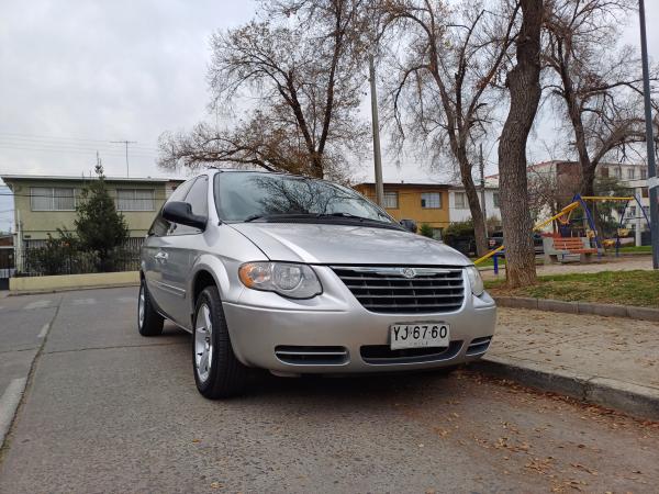 CHRYSLER TOWN AND COUNTRY 
