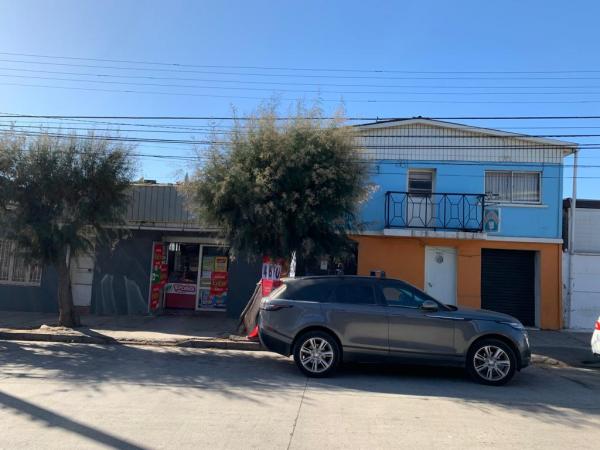 SE VENDE CASA CON LOCALES COMERCIALES