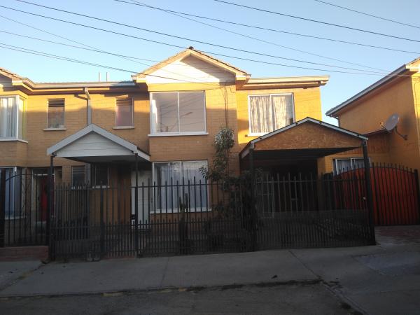 SE ARRIENDA CASA 2 PISOS