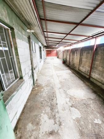 CASA SÓLIDA (RECIÉN RENOVADA) CON LOCAL COMERCIAL. 
