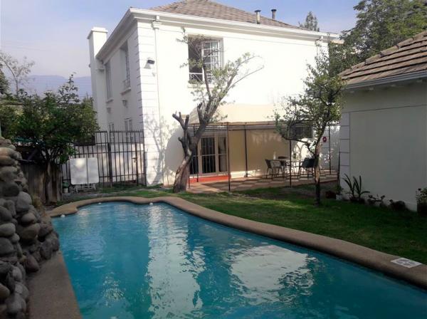 CASA AMPLIA EN EXCELENTE SECTOR LAS CONDES 