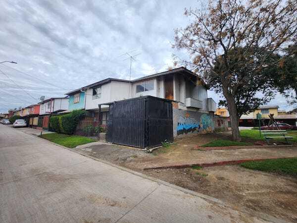 SE VENDE CASA ESQUINA VILLA ESMERALDA