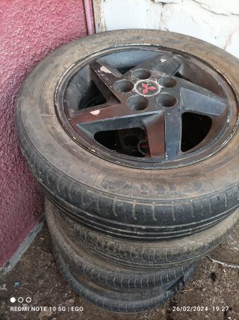 4 LLANTAS CON NEUMÁTICOS, 4 EN $ 80.000