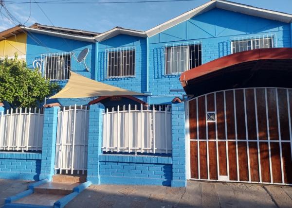 SE VENDE CASA, AMPLIA Y CENTRICA.