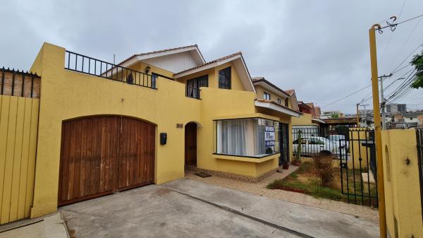 VENDO BELLA CASA DE 2 PISOS EXCELENTE ESTADO 