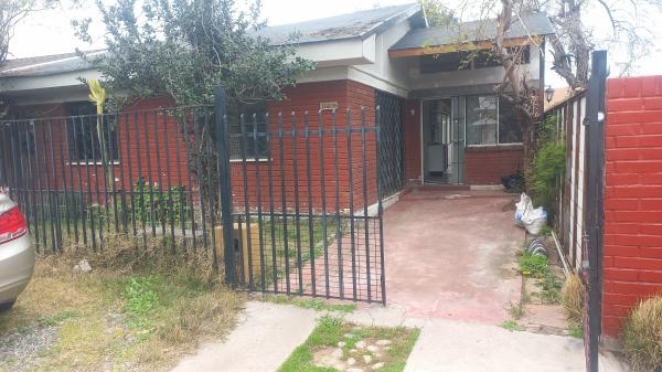 VENDO CASA EN PASAJE CERRADO EN LA REINA. 