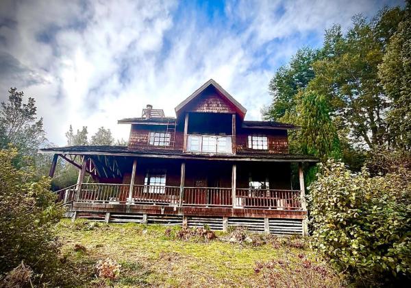 VENTA CASONA , CARRETERA AUSTRAL , FRENTE AL MAR. 