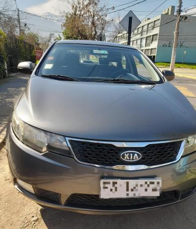 KIA CERATO SEMI FULL AÑO 2013