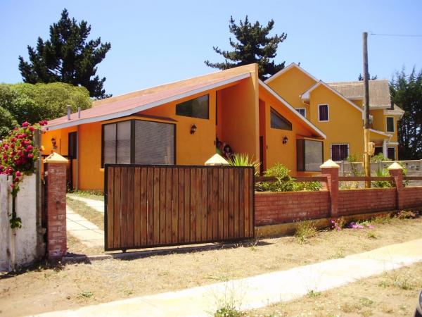 CASAS A 1 CUADRA PLAYA EL CANELO 