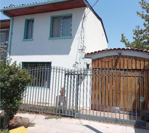 ARRIENDO CASA FULL 5D, 2B - METRO U. SANTIAGO