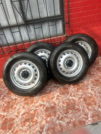 VENDO NEUMATICOS DE CAMIONETA