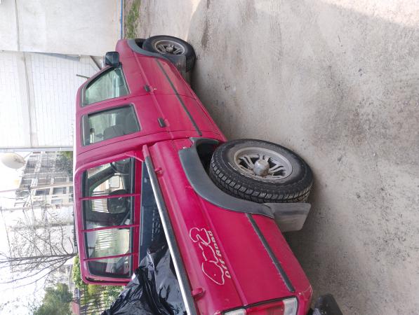 NISSAN D21 ROJA