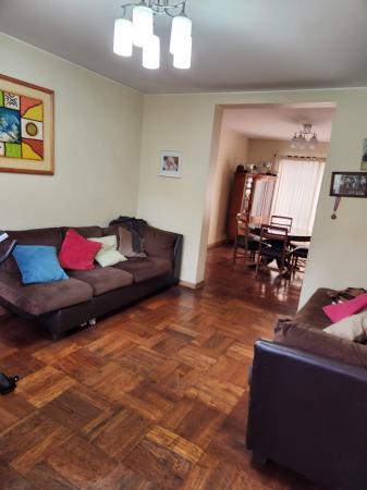 CASA DE 2 PISOS CON LIVING COMEDOR 