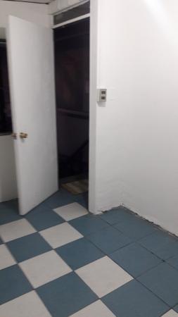 ARRIENDO SEGUNDO PISO CON 3 HABITACIONES 