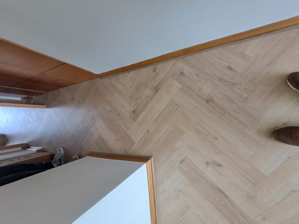 NIVELACIÓN E INSTALACIÓN PISO FLOTANTE Y PEGADO