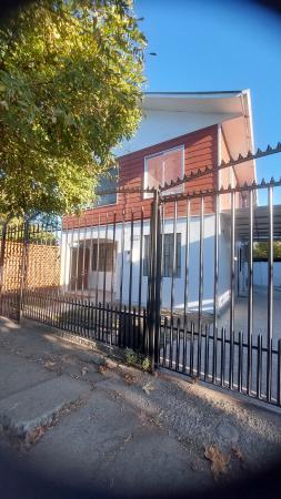 SE VENDE HERMOSA CASA DE 2 PISOS CON AMPLIO PATIO