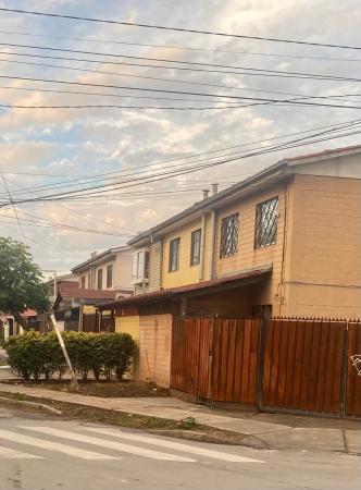 CASA CON EXCELENTE UBICACION, DE MATERIAL SOLIDO