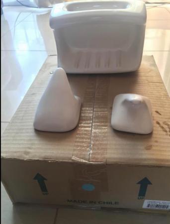 JABONERA  LOZA BLANCA CON MANILLA- PERCHERO